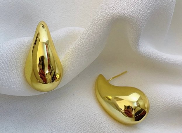 jewelry trends - gold teardrop earrings