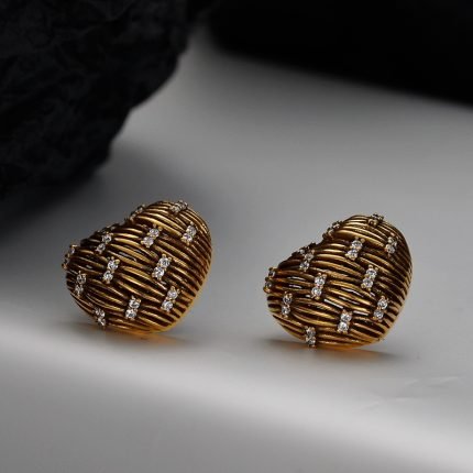 Ancient gold braided heart-shaped earring